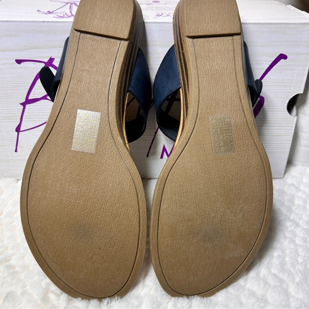 Blowfish Malibu Barro T-strap Women’s Sandal. Indigo Pisa Size 9. NWB - Picture 7 of 9